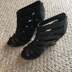 BCBG caged black sandals ✨